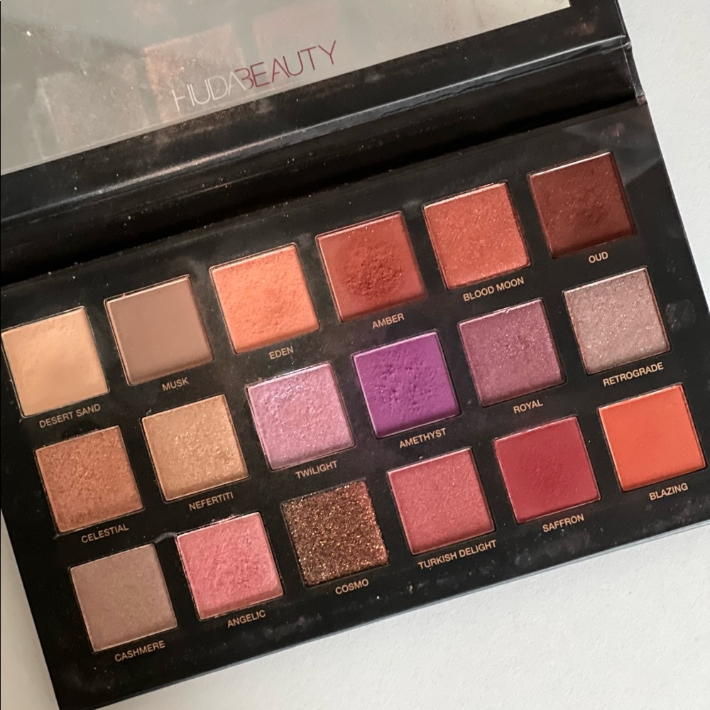 HUDA beauty desert dusk eyeshadow palette